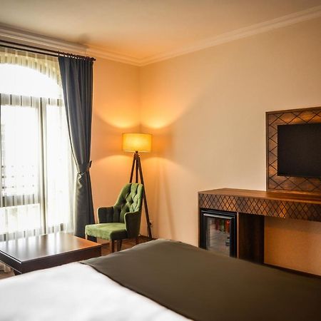 Neva Hotel Малатия Екстериор снимка