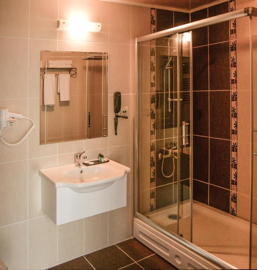 Neva Hotel Малатия Екстериор снимка