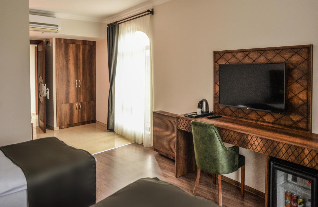 Neva Hotel Малатия Екстериор снимка